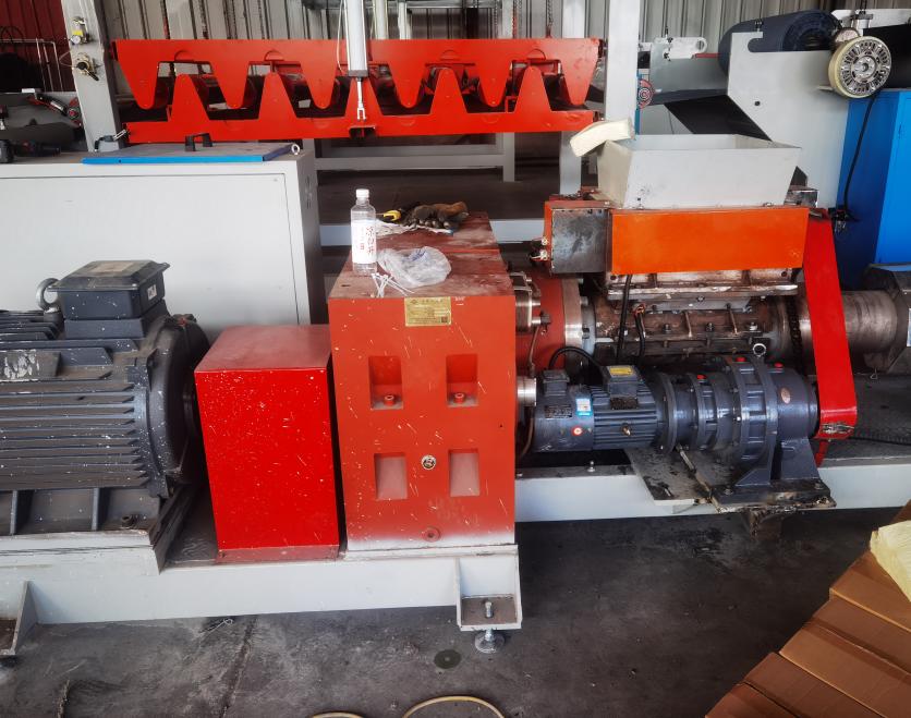 Výrobní linka na výrobu vodotěsných membrán z butylkaučuku